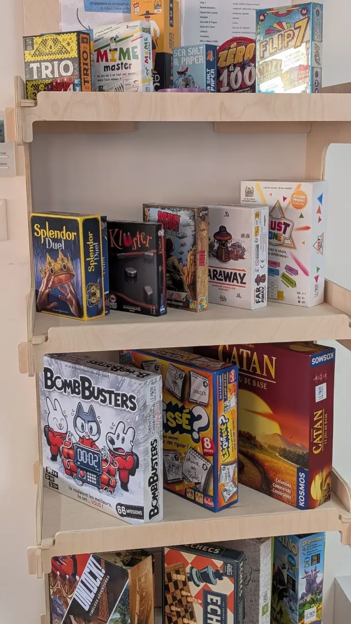 jeux de sociéte organisés dans une étagère